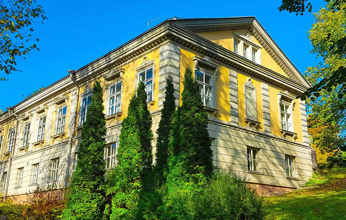 Royal Manor